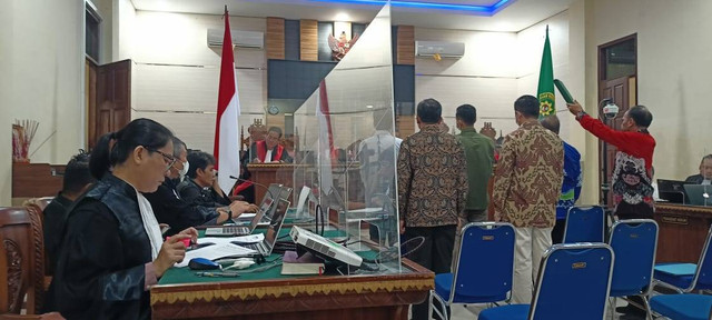 Para saksi saat disumpah sebelum memberikan keterangan dalam sidang perkara suap penerimaan mahasiswa baru Universitas Lampung. | Foto : Galih Prihantoro/ Lampung Geh