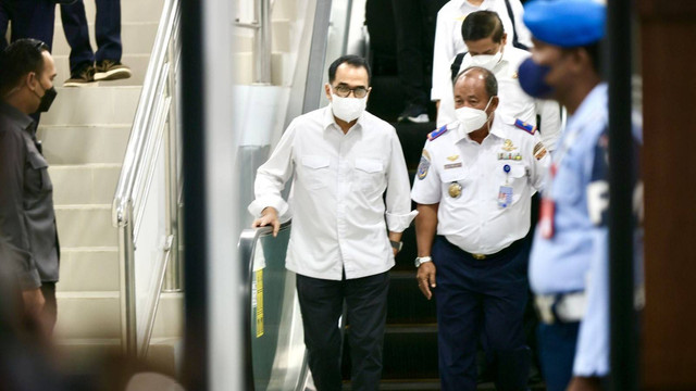 Menhub Budi Karya Sumadi saat tiba di Bandara Sultan Iskandar Muda, Blang Bintang, Aceh Besar, dalam rangka kunjungan kerja (kunker) di Aceh, Jumat (3/2). Foto: Abdul Hadi/acehkini