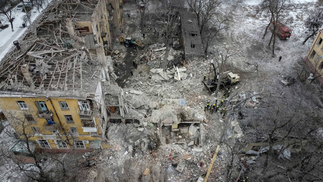 Tim penyelamat bekerja di lokasi bangunan tempat tinggal yang hancur akibat serangan rudal Rusia di Kramatorsk, Ukraina 2 Februari 2023. Foto: Vyacheslav Madiyevskyy/REUTERS