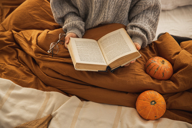 Ilustrasi membaca buku tentang self improvement. Foto: Pexels