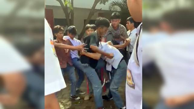 Aksi pengeroyokan yang dilakukan oleh belasan siswa SMA Negeri 1 Kotamobagu terhadap seorang siswa lainnya di halaman sekolah.