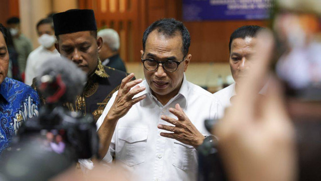 Menteri Perhubungan (Menhub) Budi Karya Sumadi saat diwawancarai jurnalis dalam kunjungan kerja (kunker) di Aceh, Jumat (3/2). Foto: Suparta/acehkni