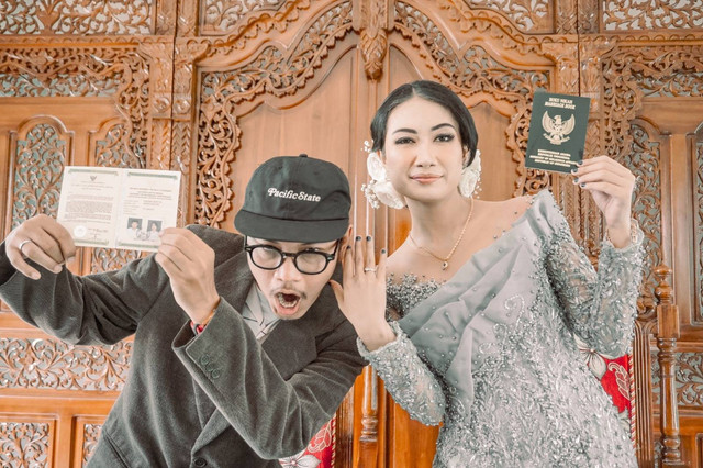 Chandra dan Istri yang menikah di KUA Mampang. Foto: Dok. Istimewa
