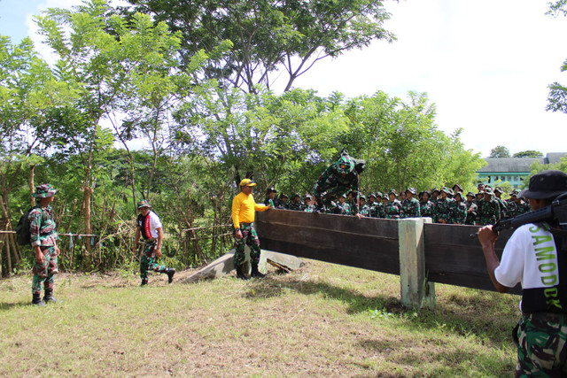 Salah satu bagian dari Halang Rintang, merupakan sarana untuk menguji kecepatan, ketepatan, ketangkasan dan daya tahan. Kegiatan Halang Rintang ini dibawah komando dan pengawasan langsung Perwira Jasmani dari Batalyon Infanteri Raider Khusus 744 / Satya Yudha Bakti (Sumber : Pribadi)