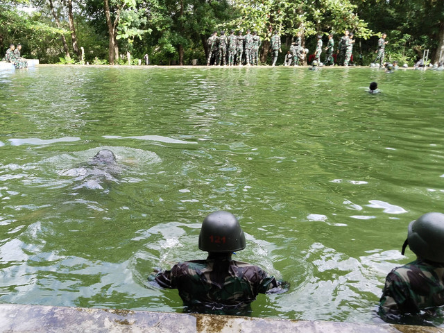 Renang militer, berenang menggunakan atribut militer yaitu pakaian PDL, Helm dan Senjata (Sumber : Pribadi)