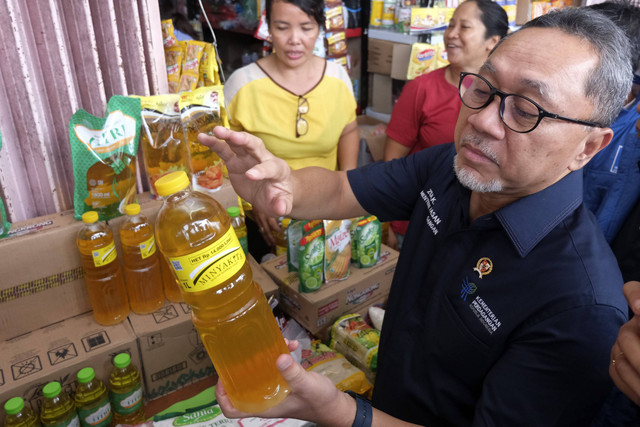 Menteri Perdagangan Zulkifli Hasan menunjukkan minyak goreng kemasan saat berkunjung di Pasar Kreneng, Denpasar, Bali, Sabtu (4/2/2023). Foto: ANTARA FOTO/Nyoman Hendra Wibowo