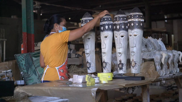 Seorang pekerja menyelesaikan produk ekspor UMKM binaan LPEI. Foto: Dok. LPEI