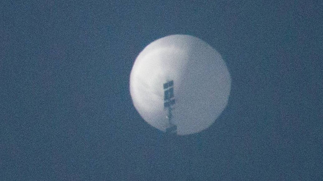 Sebuah balon terbang di langit di atas Billings, Montana, AS. 1 Februari 2023 dalam gambar ini diperoleh dari media sosial. Foto: Chase Doak/melalui REUTERS