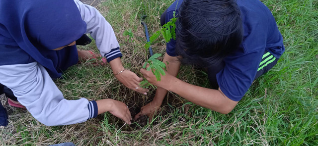Kegiatan Menanam Pohon Di Sumber Gadung