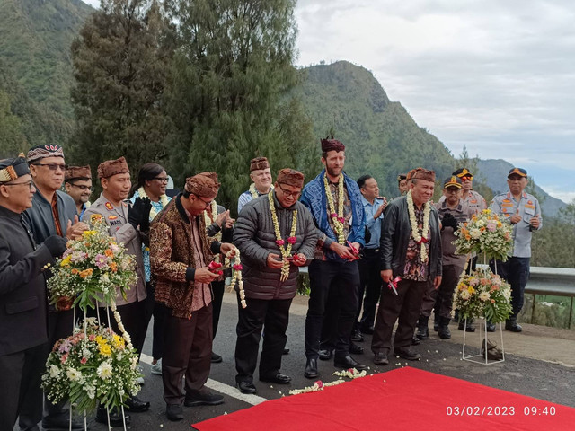 Penutupan Program PRIM ditandai dengan penyibakan tirai melalui penekanan tombol sirine dan pengguntingan untaian bunga. (Humas Rutan Kraksaan)