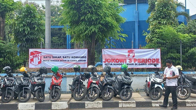 Spanduk bernada dukungan Jokowi 3 Periode muncul dalam Musyawarah Rakyat (Musra) Indonesia XVII di Semarang. Foto: Intan Alliva/kumparan