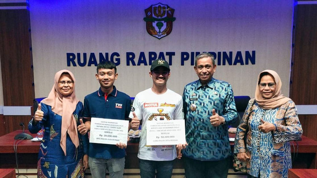Bupati Wajo Amran Mahmud memberikan bonus kepada dua pebalap asal daerah ini yang mempu berjaya di kejuaraan level Asia. Foto: Humas Pemkab Wajo