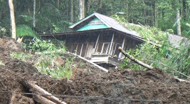 Kondisi rumah warga yang terdampak longsor di Toraja Utara, Sulawesi Selatan, Sabtu (4/2/2023). Foto: Dok. Istimewa