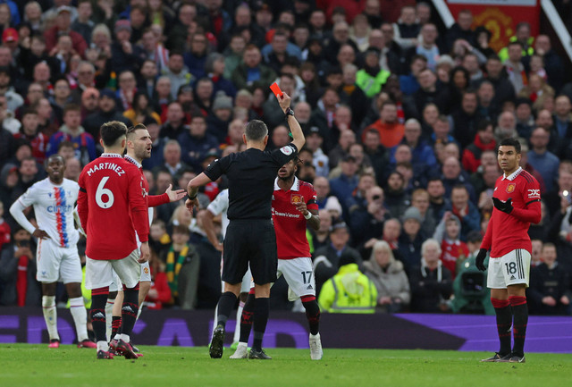 Casemiro dikartu merah saat laga Manchester United vs Crystal Palace dalam lanjutan Liga Inggris 2022/23 di Old Trafford, Manchester, Inggris, 4 Februari 2023. Foto: REUTERS/Phil Noble 