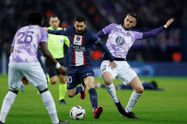 Lionel Messi (tengah) saat laga Paris Saint-Germain (PSG) vs Toulouse dalam matchday 22 Liga Prancis 2022/23 di Stadion Parc de Princes, Paris, pada 4 Februari 2023. Foto: REUTERS/Gonzalo Fuentes