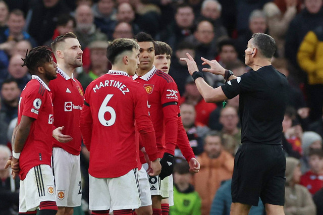 Casemiro usai dikartu merah saat laga Manchester United vs Crystal Palace dalam lanjutan Liga Inggris 2022/23 di Old Trafford, Manchester, Inggris, 4 Februari 2023. Foto: REUTERS/Phil Noble