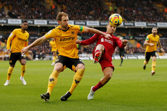 Pemain Wolverhampton Wanderers Craig Dawson berebut bola dengan pemain Liverpool Thiago Alcantara pada pertandingan lanjutan Liga Inggris di Molineux Stadium, Wolverhampton, Inggris, Sabtu (4/2/2023). Foto: Ed Sykes/REUTERS