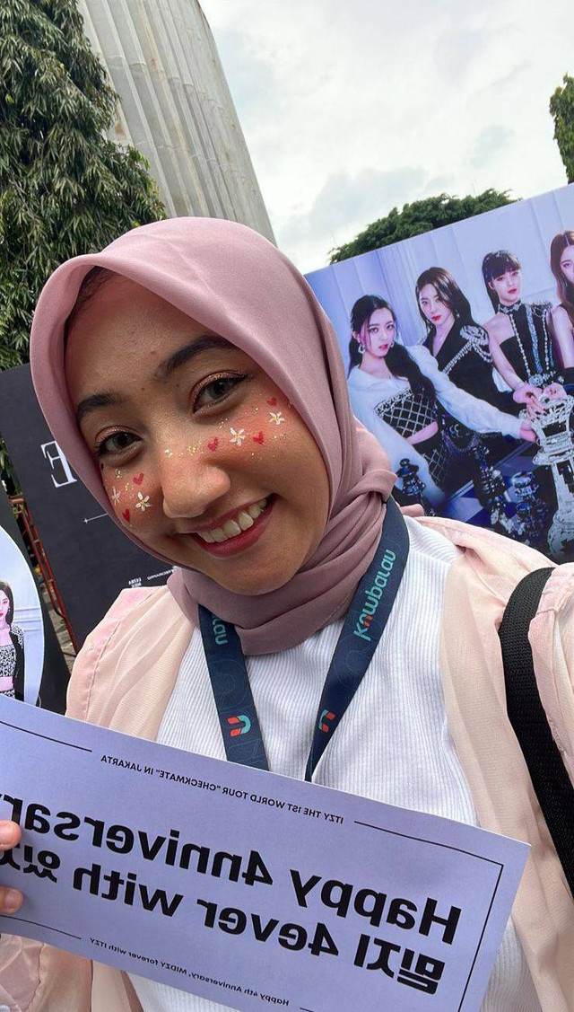 Face paint gratis dari promotor Mecima di konser Itzy: Checkmate in Jakarta. Foto: Ainun Nabila/kumparan