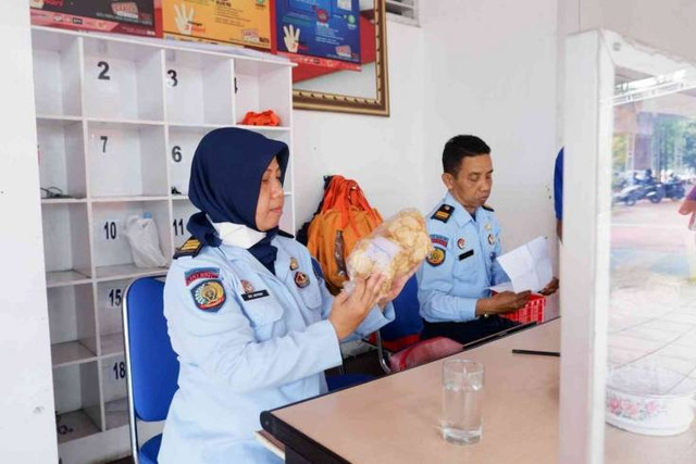 Pemeriksaan Barang Bawaan di Rutan Temanggung