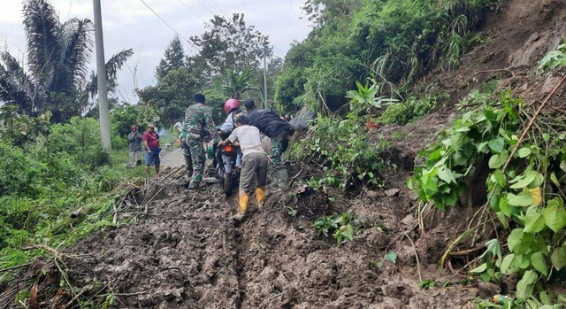 Longsor tutup badan jalan di Tana Toraja. Foto: Dok. Istimewa