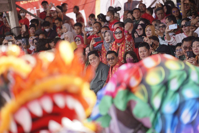 Menteri BUMN Erick Thohir dan Kepala KSP Moeldoko menyaksikan kemeriahan festival Cap Go Meh di Kota Singkawang yang menghadirkan atraksi kebal para tatung. Foto: Leo Prima/Hi!Pontianak 