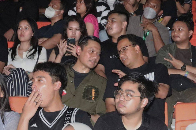 Ketua Umum Partai Demokrat Agus Harimurti Yudhoyono (AHY) dan Anies Baswedan menonton konser Dewa 19 di JIS, Sabtu (5/2/2023). Foto: Instagram/@agusyudhoyono
