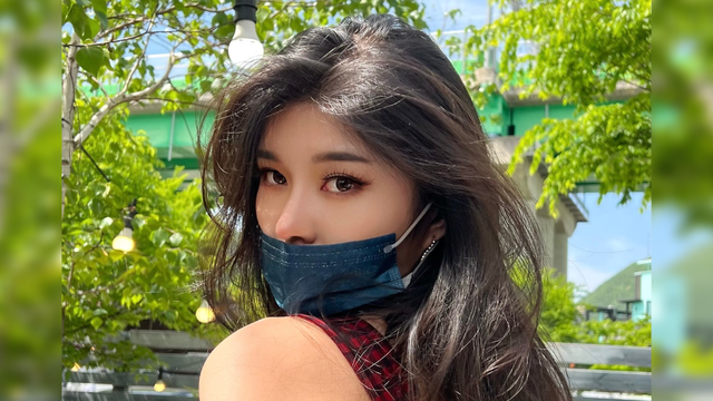 Miss Universe Korea 2022 mengaku dia khawatir masyarakat akan berpikir muka dia terlihat beda jika menggunakan atau melepas masker.