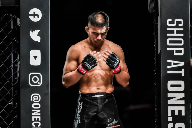 Eko Roni Saputra berdoa sebelum berlaga di dalam Circle ONE Championship. Foto: ONE Championship