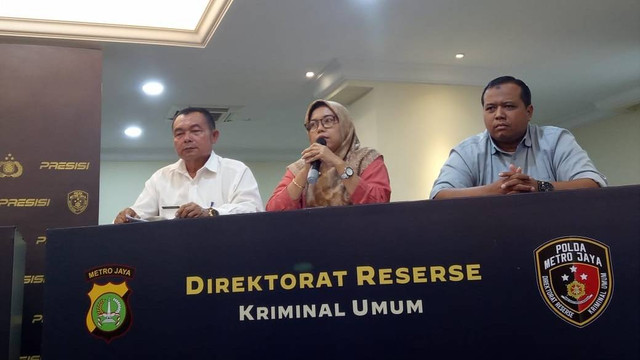 Ketua RW 04/03 Kelurahan Jatiwarna, Nur Asiah Syafris (tengah). Foto: Ananta Erlangga/kumparan