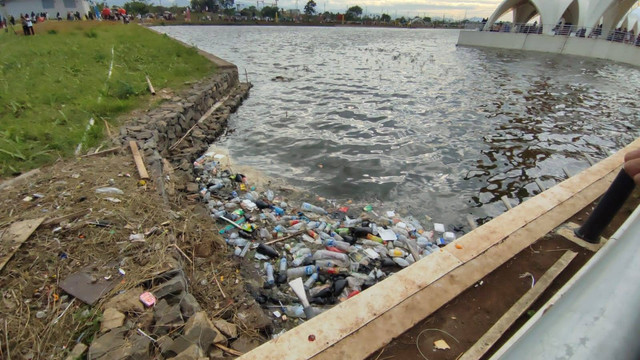 Sampah berserakan di Masjid Raya Al-Jabbar, Kota Bandung, pada Minggu (5/2/2023). Foto: Rachmadi Rasyad/kumparan