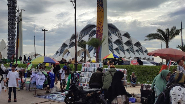 Keramaian pengunjung dan pedagang di Masjid Raya Al-Jabbar, Kota Bandung pada Minggu (5/2/2023). Foto: Rachmadi Rasyad/kumparan