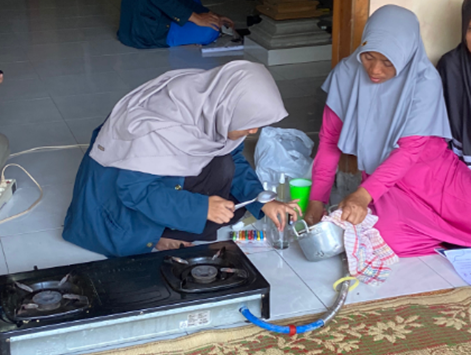 Foto kegiatan pembuatan lilin aromaterapi jahe (Dokumen pribadi)