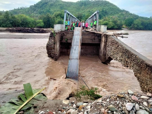 Keterangan foto:Jembatan yang rusak akibat banjir di Kabupaten Kupang, Sabtu (4/2/2023). Foto:Pusdalops PB Provinsi NTT.