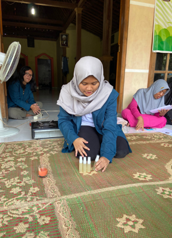 Foto kegiatan pembuatan spray anti nyamuk ramah lingkungan