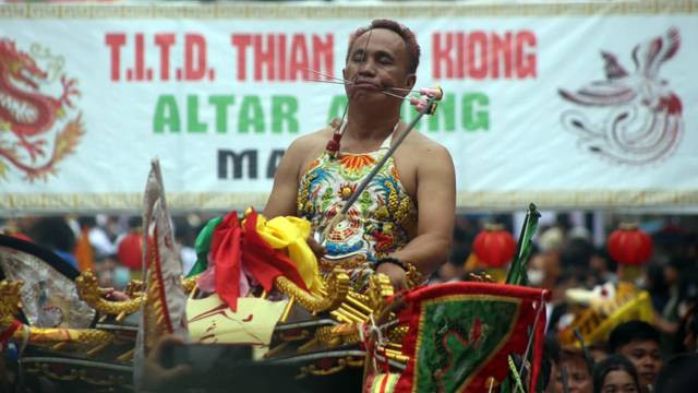 Atraksi tangsin atau tatung pada festival Cap Go Meh di Kota Manado paling ditunggu oleh masyarakat yang menonton kegiatan ini.