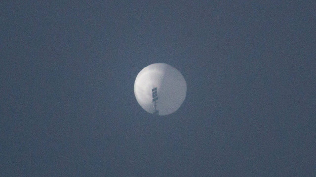 Sebuah balon terbang di langit di atas Billings, Montana, AS. Foto: Chase Doak/via REUTERS 