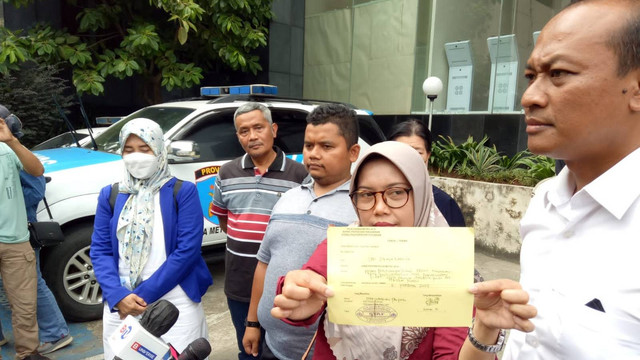 Puluhan warga RT 04/03 Kelurahan Jatiwarna, Kota Bekasi mendatangi Polda Metro Jaya, Senin (6/2) untuk melaporkan Bripka Madih atas perbuatannya memasang patok secara sepihak di rumah warga. Foto: Ananta Erlangga/kumparan