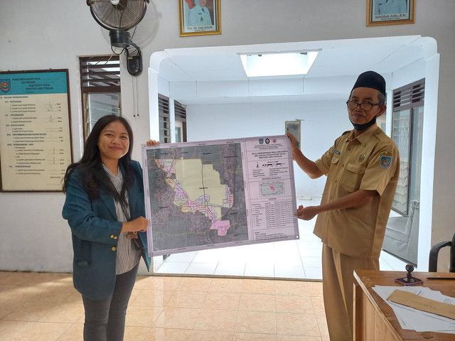Prosesi Penyerahan Peta Administrasi Desa kepada Kepala Desa Sidapurna | Sumber : Dokumentasi Pribadi