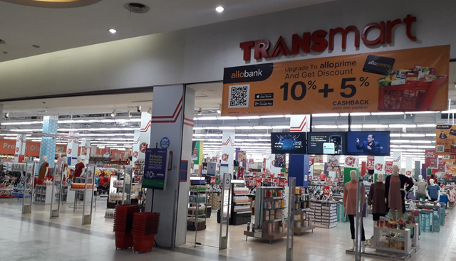 Suasana salah satu gerai Transmart yang sepi pembeli