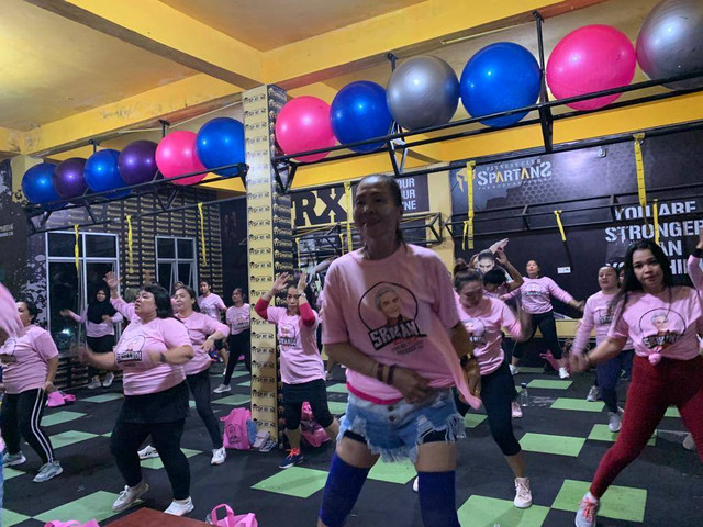 Srikandi Ganjar Jambi menggelar kegiatan senam bertemakan Healthy Day Srikandi Ganjar bersama komunitas Spartans Gym dan masyarakat Kota Jambi, Minggu (5/2). Foto: Dok. Istimewa