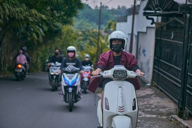 Ilustrasi contoh teks negosiasi larangan membawa sepeda motor ke sekolah, sumber foto Rajudin Hax on Unsplash