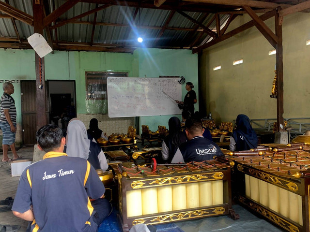 Dokumentasi/Foto Anggota KKN Umsida Kelompok 7 Melakukan Pelatihan Gamelan