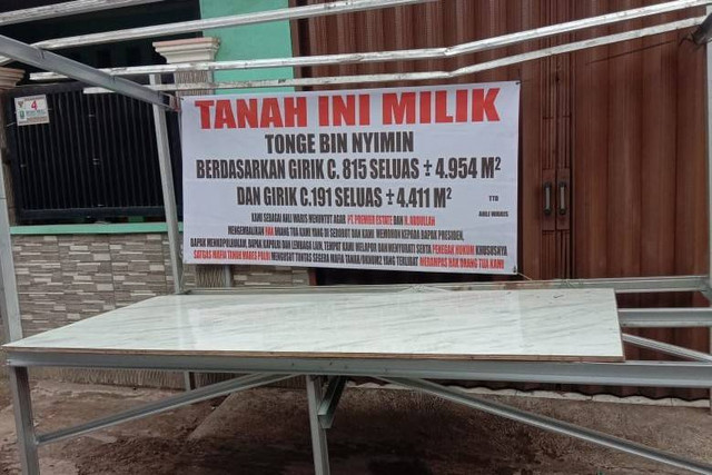Patok, banner dan posko jaga yang dipasang  Bripka Madih di depa rumah warga RT 04/03 Kelurahan Jatiwarna, Kota Bekasi. Foto: Dok. Istimewa