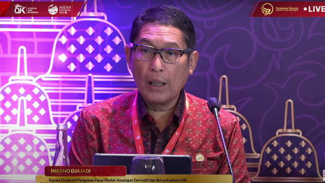 Kepala Eksekutif Pengawas Pasar Modal, Keuangan Derivatif dan Bursa Karbon OJK Inarno Djajadi dalam konferensi pers, Senin (6/2/2023). Foto: Dok. Istimewa