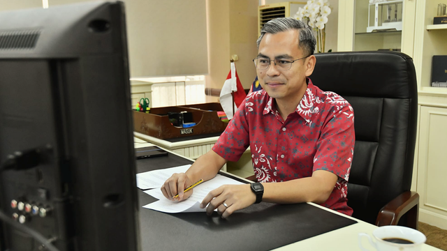 Menteri Komunikasi & Digital Malaysia YB Fahmi Fadzil berdikusi via Zoom dengan wartawan Indonesia, Senin (7/2/2023). Foto: Facebook//Fahmi.Fadzil.1