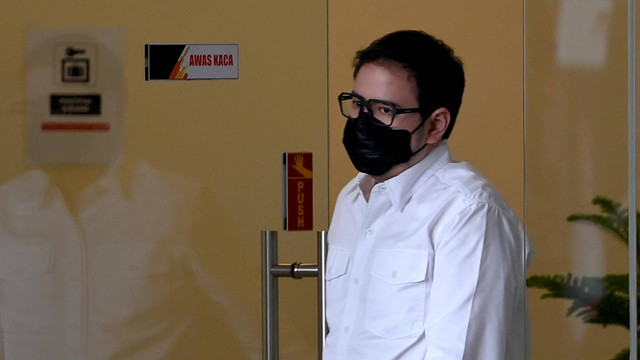 Wiraswasta, Mahendra Dito berjalan keluar usai diperiksa di Gedung Merah Putih KPK, Jakarta, Senin (6/2/2023). Foto: Sigid Kurniawan/Antara Foto 