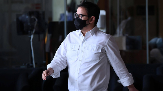 Wiraswasta, Mahendra Dito berjalan keluar usai diperiksa di Gedung Merah Putih KPK, Jakarta, Senin (6/2/2023). Foto: Sigid Kurniawan/Antara Foto 
