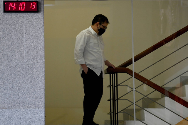 Wiraswasta, Mahendra Dito berjalan keluar usai diperiksa di Gedung Merah Putih KPK, Jakarta, Senin (6/2/2023). Foto: Sigid Kurniawan/Antara Foto 