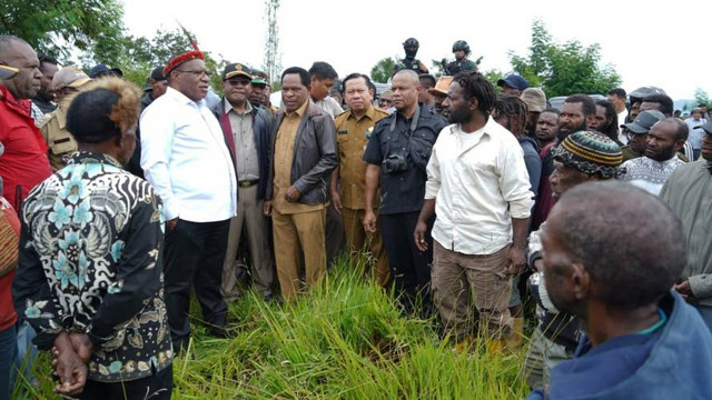 Wamendagri, John Wempi Wetipo bersama dengan masyarakat di Provinsi Papua Pegunungan. Foto: Stefanus Tarsi/BumiPapua