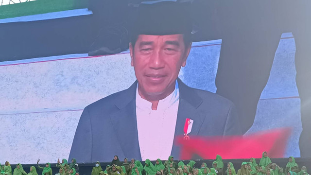 Presiden Jokowi tiba di acara Puncak Resepsi 1 Abad NU, di GOR Delta Sidoarjo, Selasa (7/2/2023). Foto: Farusma Okta Verdian/kumparan
